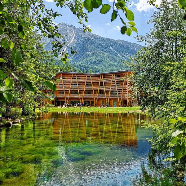 Au Charmant Petit Lac - Ecohotel Parc & Spa - hotel with ev charging station in Valle d'Aosta
