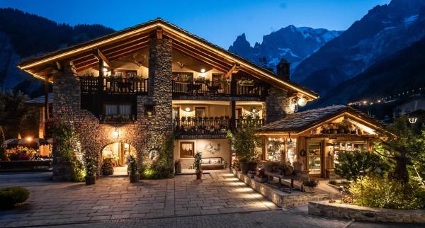 Auberge de La Maison - hotel with ev charging station in Valle d'Aosta