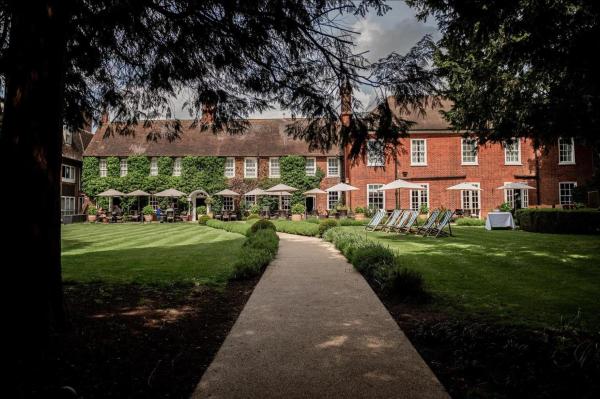 Bush Hotel Farnham - hotel with ev charging station in Surrey