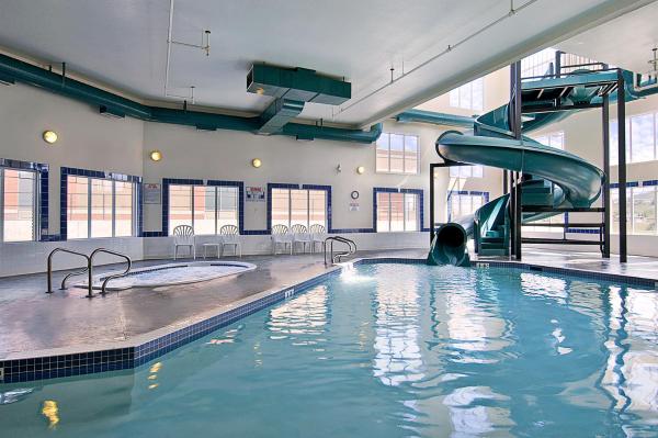 Canalta Cochrane - hotel with ev charging station in Alberta