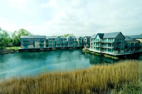 De Vere Cotswold Water Park Apartments - hotel with ev charging station in Gloucestershire