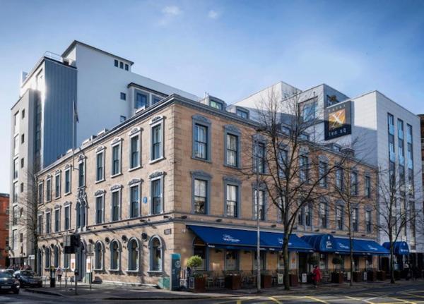 DoubleTree by Hilton Belfast City Ten Square - hotel with ev charging station in Antrim County