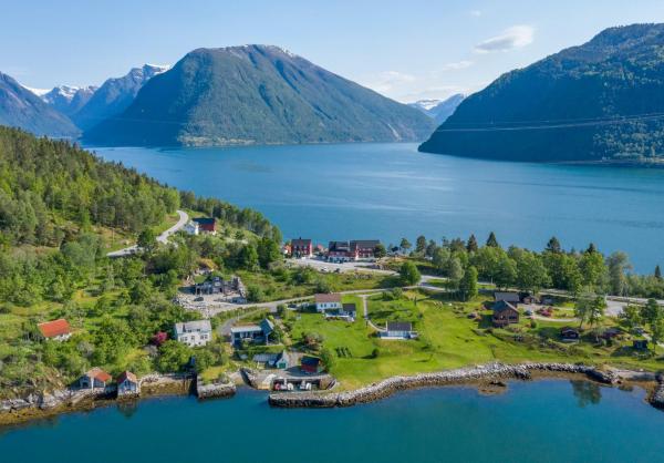 Dragsvik Fjordhotel - hotel with ev charging station in Vestland