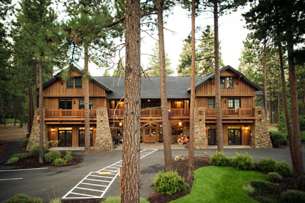 FivePine Lodge - hotel with ev charging station in Oregon