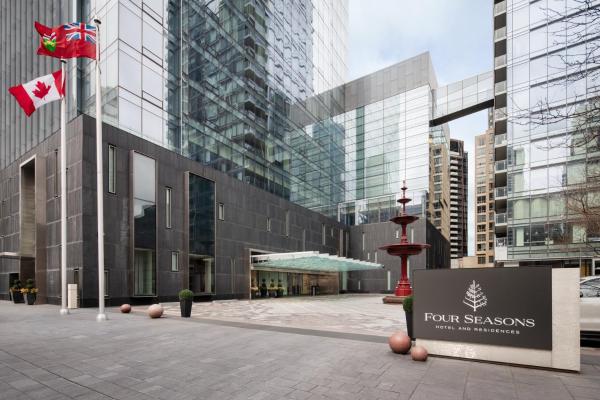 Four Seasons Hotel Toronto - hotel with ev charging station in Ontario