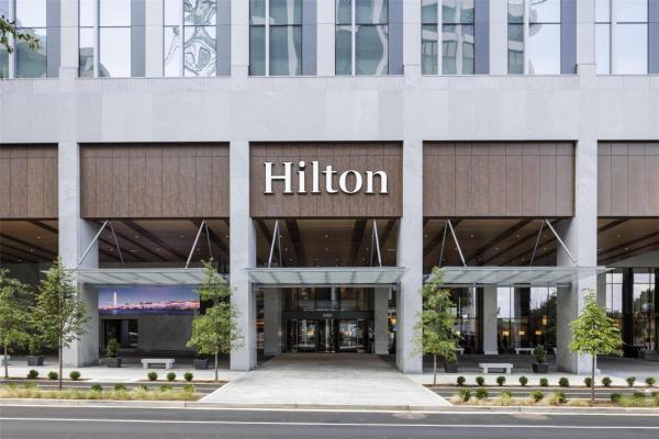 Hilton Arlington Rosslyn The Key - hotel with ev charging station in Virginia