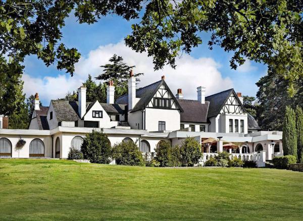 Hilton Cobham - hotel with ev charging station in Surrey