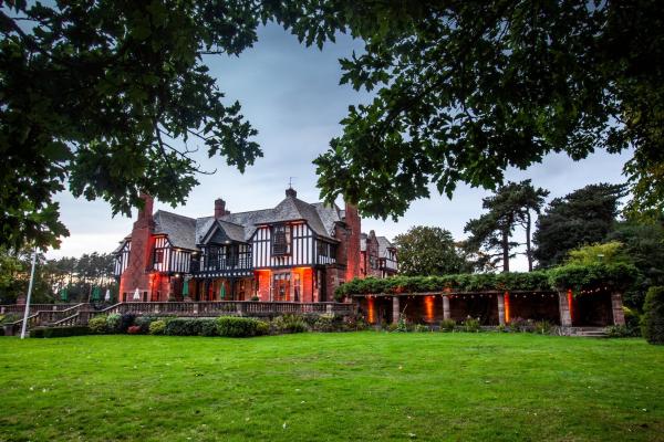 Inglewood Manor - hotel with ev charging station in Cheshire