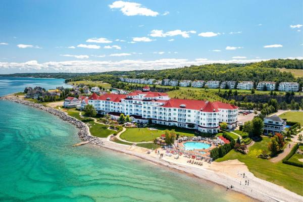 Inn at Bay Harbor - hotel with ev charging station in Michigan