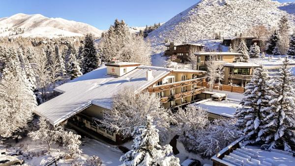 Knob Hill Inn - hotel with ev charging station in Idaho