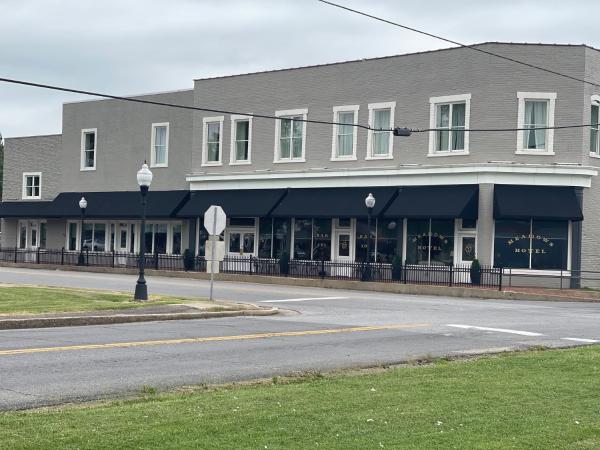 Meadows Hotel - hotel with ev charging station in Tennessee