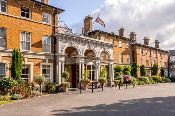Oatlands Park Hotel - hotel with ev charging station in Surrey