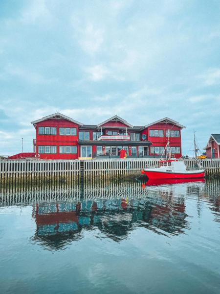 Røst Bryggehotell - hotel with ev charging station in Nordland
