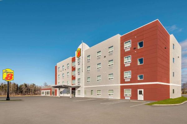 Super 8 by Wyndham Thompson - hotel with ev charging station in Manitoba