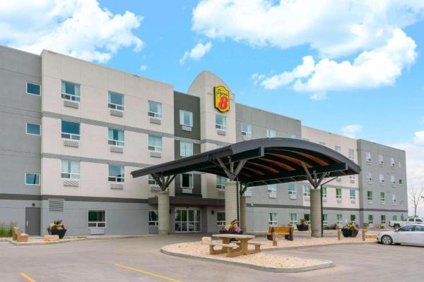 Super 8 by Wyndham Winnipeg East MB - hotel with ev charging station in Manitoba