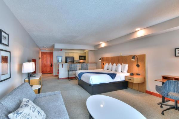 Wedgewood Lodge - hotel with ev charging station in Colorado