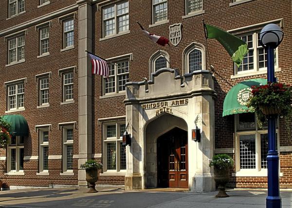Windsor Arms Hotel - hotel with ev charging station in Ontario